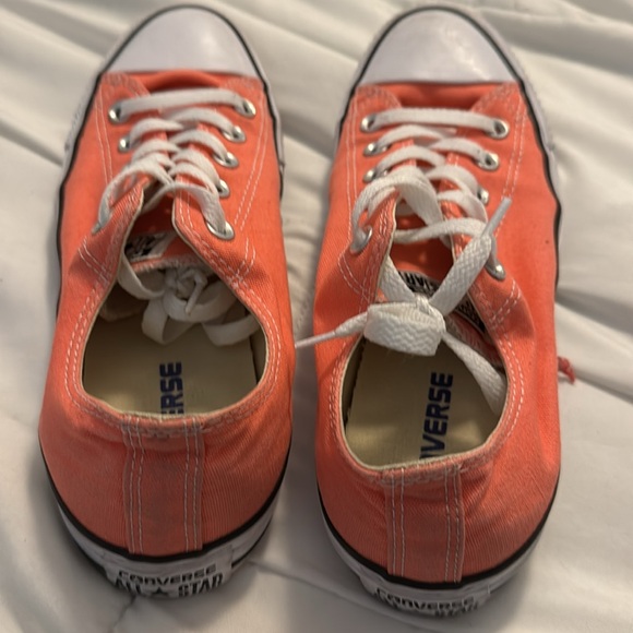 Women’s size 9 Converse in coral color - Picture 3 of 7